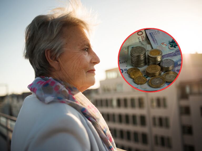 Adulta mayor viendo el paisaje y al lado billetes colombianos y monedas (Fotos vía Getty Images)