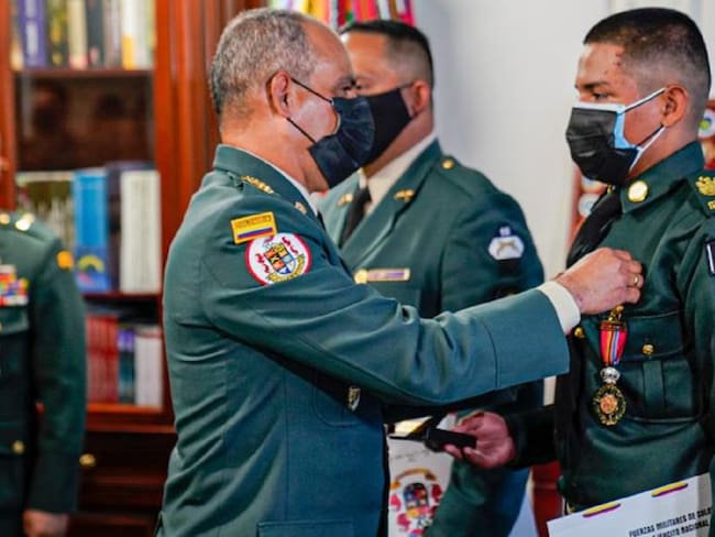 Comandante del Ejército (Izquierda) condecora a soldado que lleva seis meses de servicio militar.