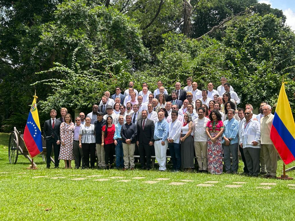 Delegaciones de paz del gobierno y el ELN tras cierre del cuarto ciclo de negociaciones. FOTO CRISTINA NAVARRO