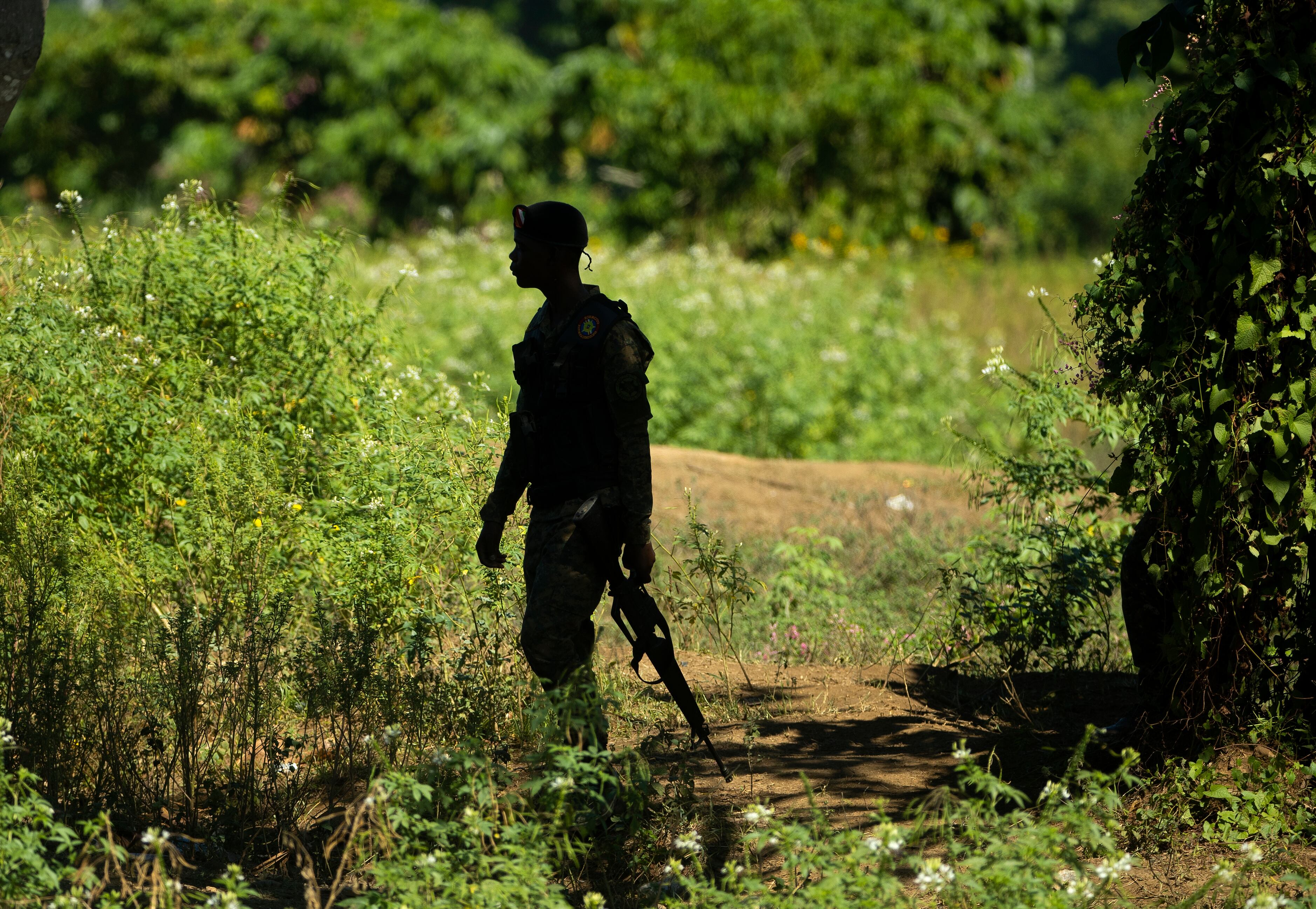 AME1361. DAJABÓN (REPÚBLICA DOMINICANA), 20/09/2023.- Miembros del Ejército de República Dominicana vigilan hoy una zona cercana a la frontera con Haití, en Dajabón (República Dominicana). La construcción de un canal de riego en la orilla haitiana del río Masacre, frontera natural con República Dominicana a la altura de Dajabón (norte dominicano), continúa a pesar de las medidas adoptadas por el Gobierno de Luis Abinader para forzar su paralización, sin resultado alguno. EFE/Orlando Barría