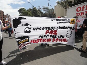 Con pancartas, música y baile, los marchantes recuerdan a las victimas que ha cobrado el conflicto armado en Colombia, Foto: La W