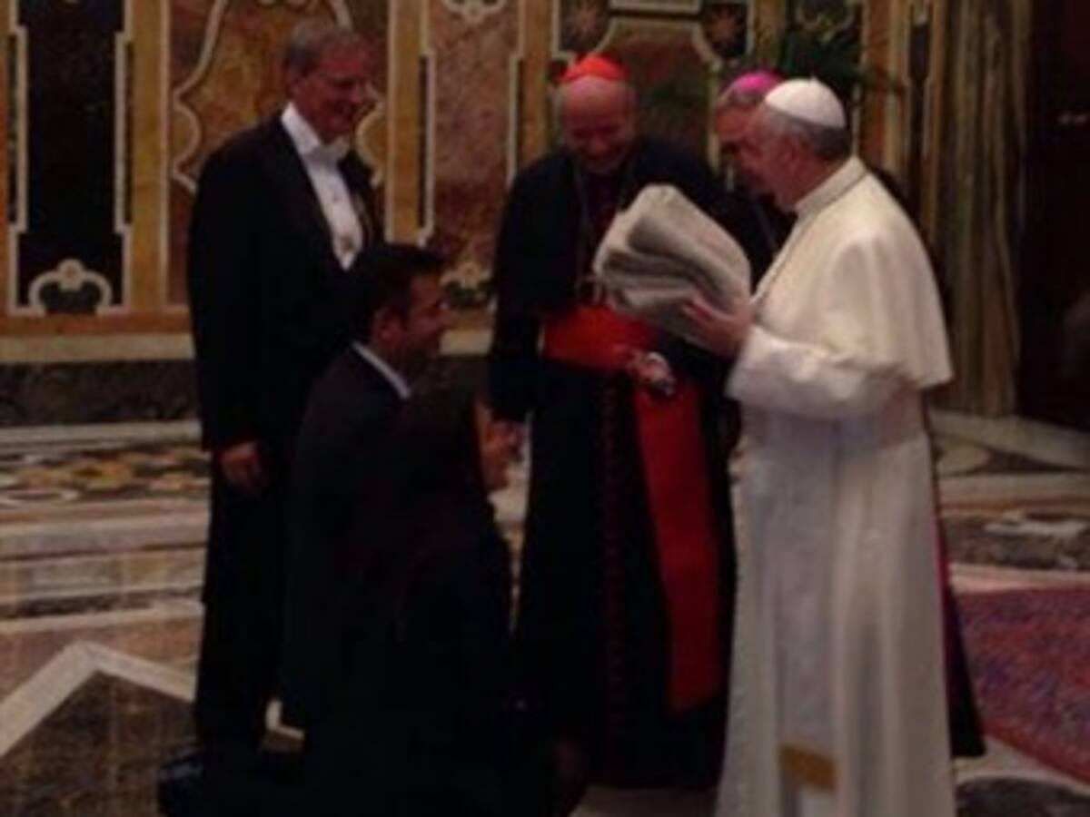 Papa Francisco recibe de regalo una ruana colombiana y envía mensaje de paz