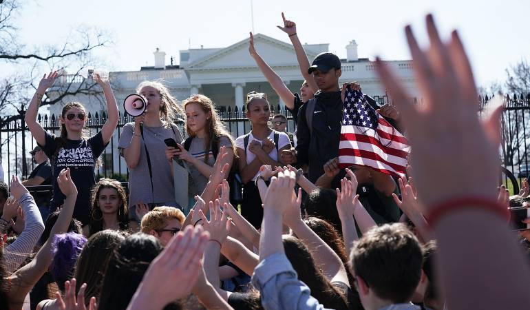 estudiantes Estadounidenses, protestan mostrando repudio a las armas