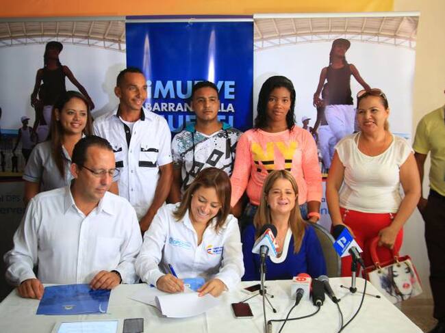 La directora del DPS Tatiana Orozco, el director de Fenalco Atlántico Carlos Jiménez y la alcaldesa de Barranquilla Elsa Noguera, con un grupo de beneficiarios.