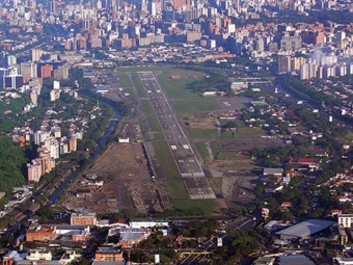Chávez transforma histórico aeropuerto en parque con circuito de Fórmula 1
