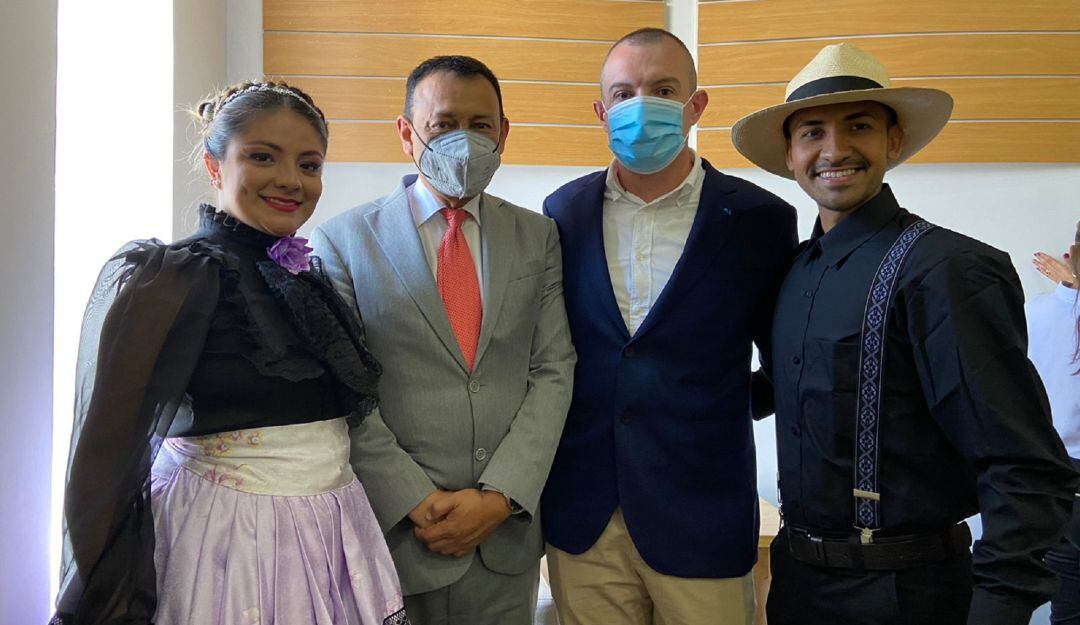En la foto el Secretario de Cultura de Caldas, el Alcade de Aguadas y en los extremos, artistas de la región.