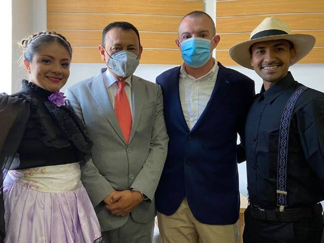 En la foto el Secretario de Cultura de Caldas, el Alcade de Aguadas y en los extremos, artistas de la región.