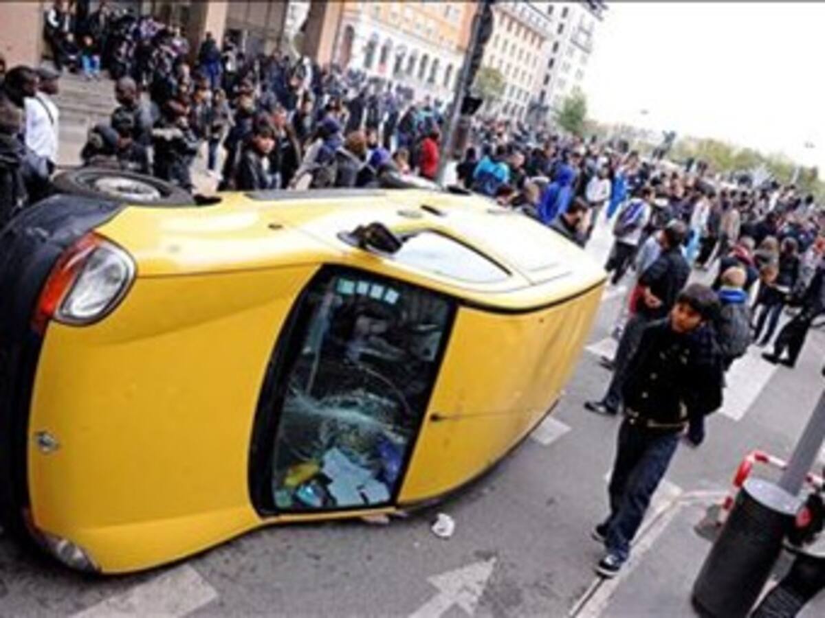 Falta de combustible y protestas estudiantiles calientan el paro nacional en Francia