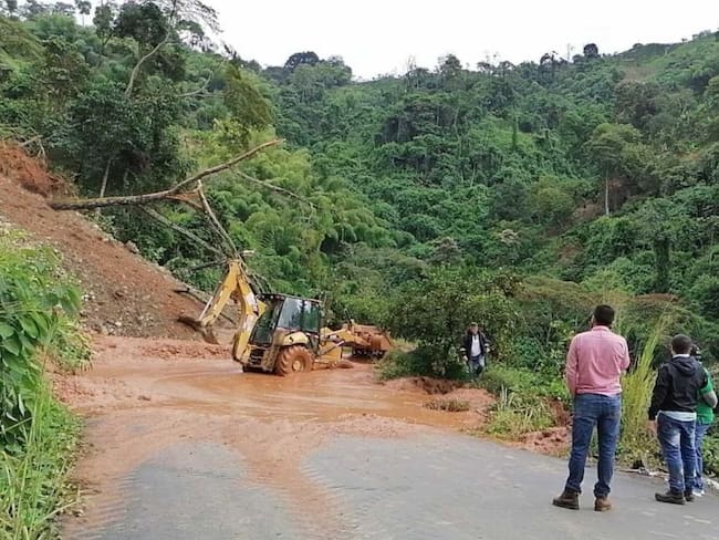 Derrumbe mantiene cerrada la vía que comunica a Marsella con Chinchiná