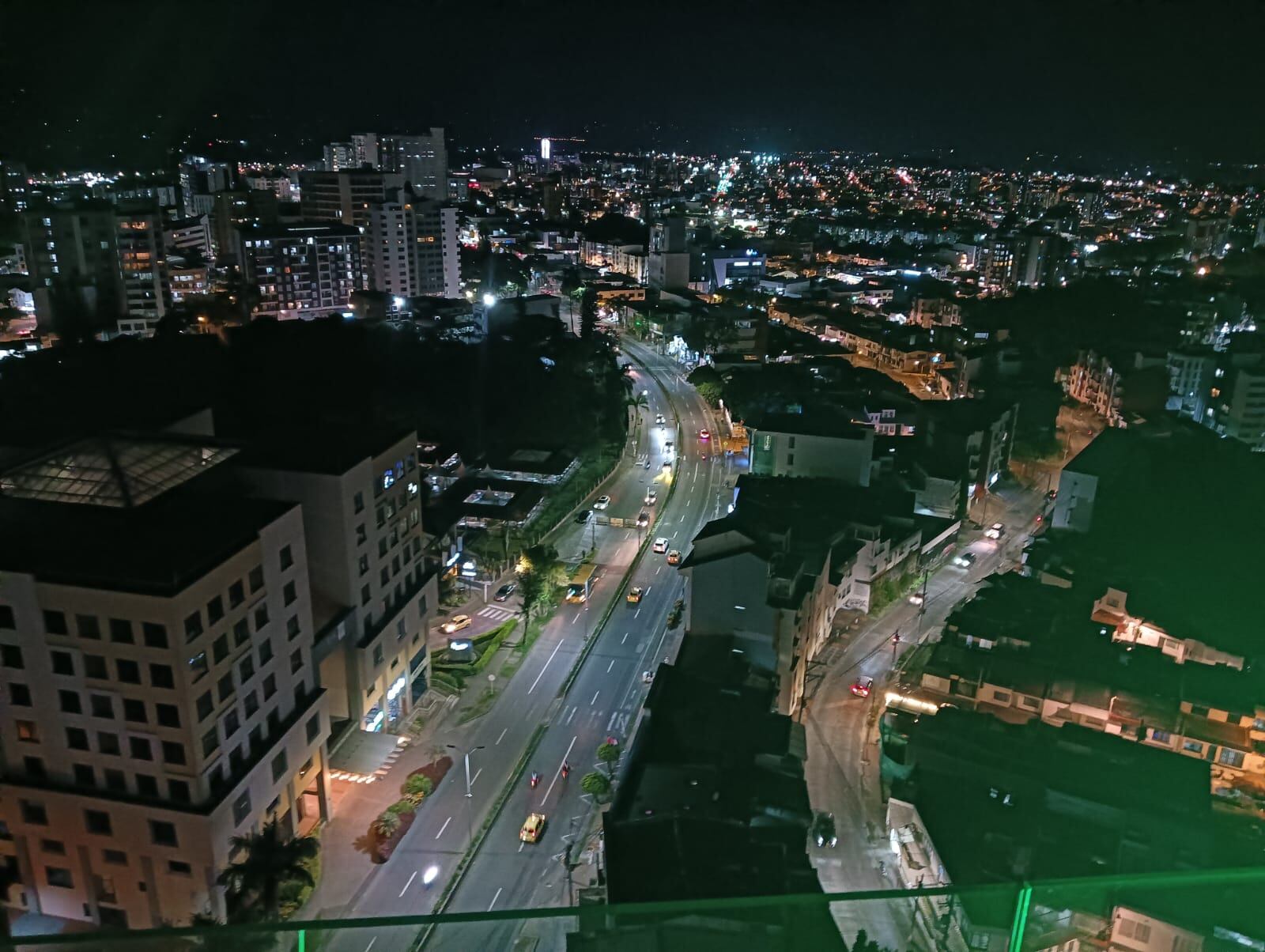 Armenia nocturna, desde el piso 17 del hotel MocawaFoto: Adrián Trejos