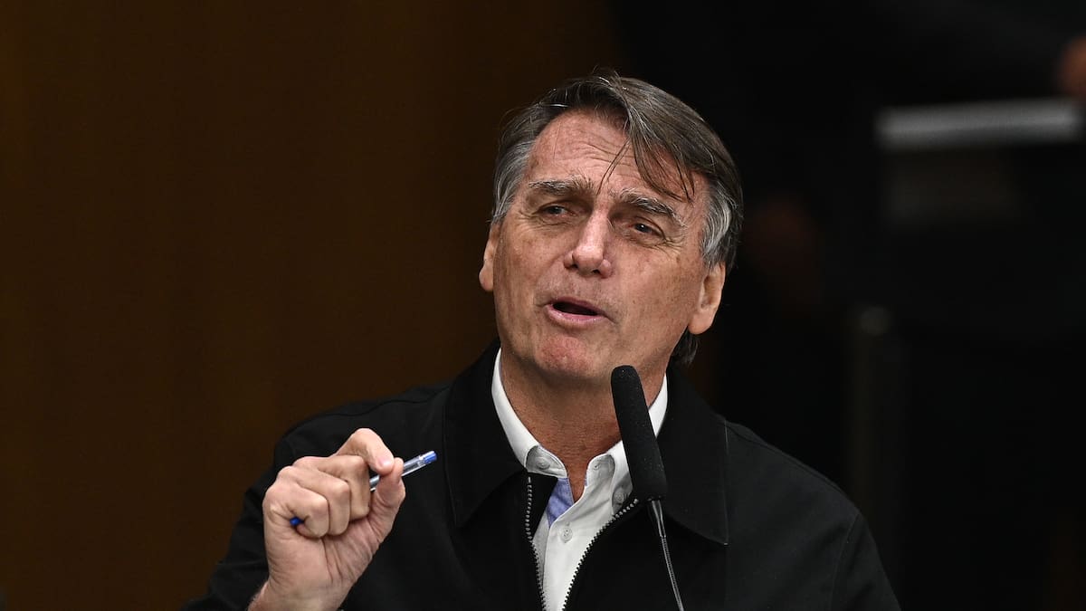 Hijo de Jair Bolsonaro confía que abogados puedan revertir inhabilidad de su padre