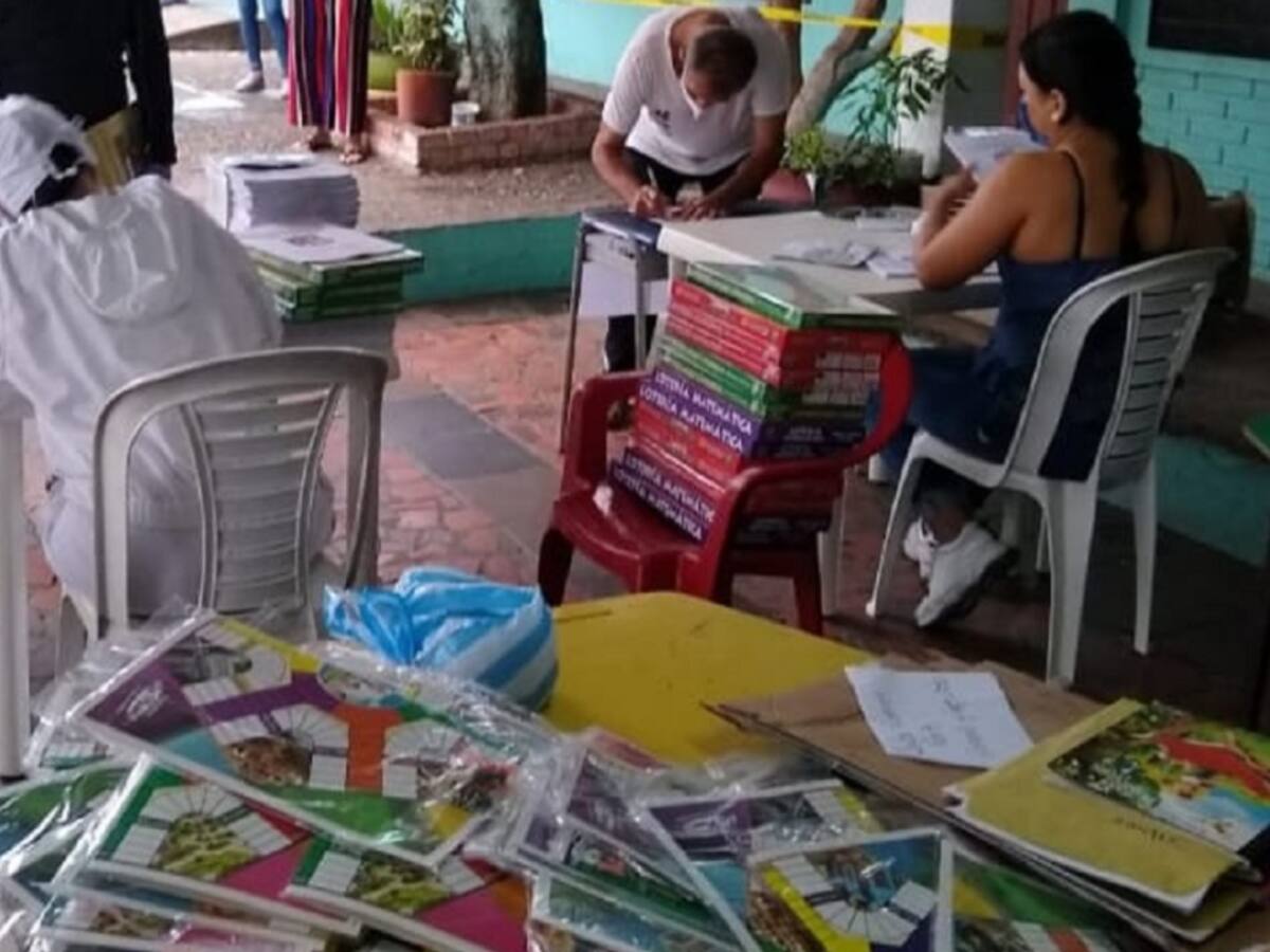Docentes entregan juegos didácticos a padres para diversión con sus hijos