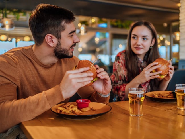 El Corral lanza nueva hamburguesa en conmemoración a su historia y anunció fuerte expansión // Caracol Radio