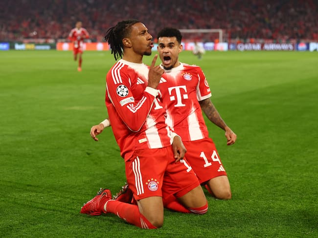 MUNICH, GERMANY - APRIL 15: Michael Olise of Bayern Munich celebrates scoring a goal to make the score 4-3 with his team-mate Luis Diaz during the UEFA Champions League 2025/26 Quarter-Final Second Leg match between FC Bayern M¸nchen and Real Madrid CF at Football Arena Munich on April 15, 2026 in Munich, Germany. (Photo by Chris Brunskill/Fantasista/Getty Images)