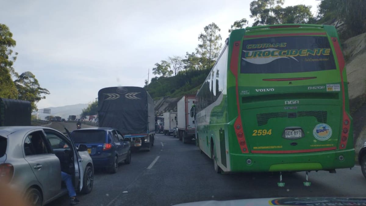 Por un daño en la vía Fredonia, las vías del Suroeste están colapsadas