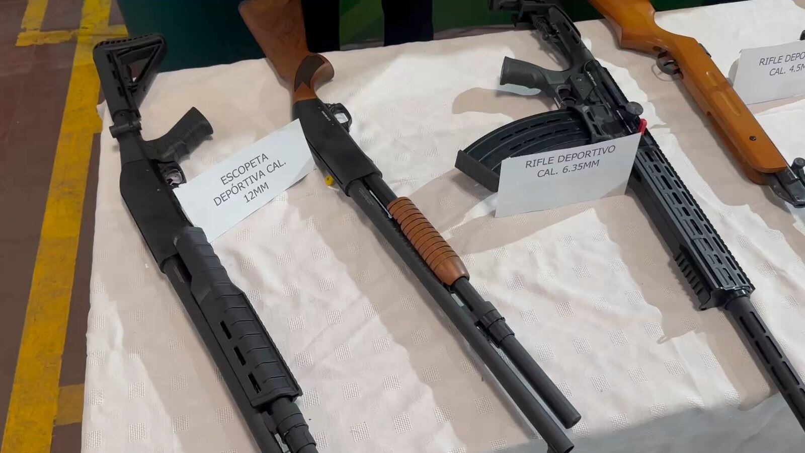 Armas traumáticas incautadas por la policía en la localidad de Puente Aranda.