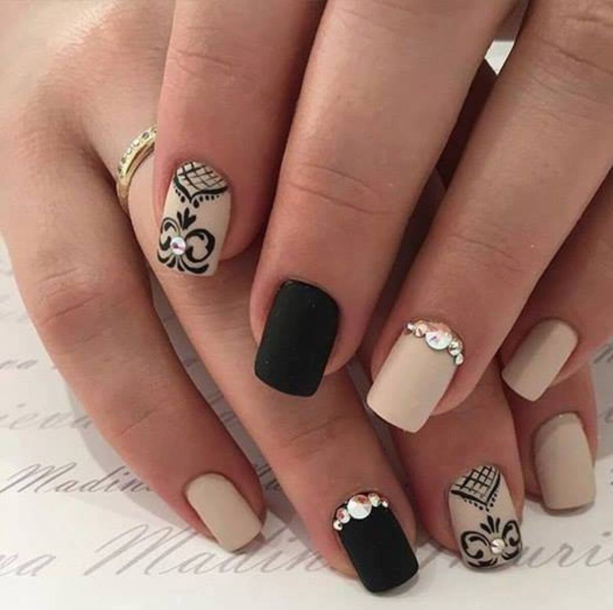 Las uñas de acrílico o porcelana: se adaptan muy fácil a las uñas naturales.