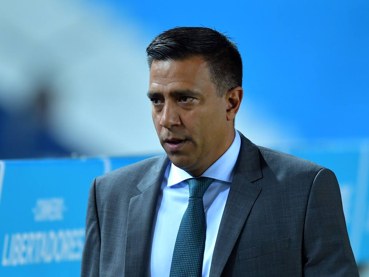 Junior oficializa que César Farías no es más su director técnico