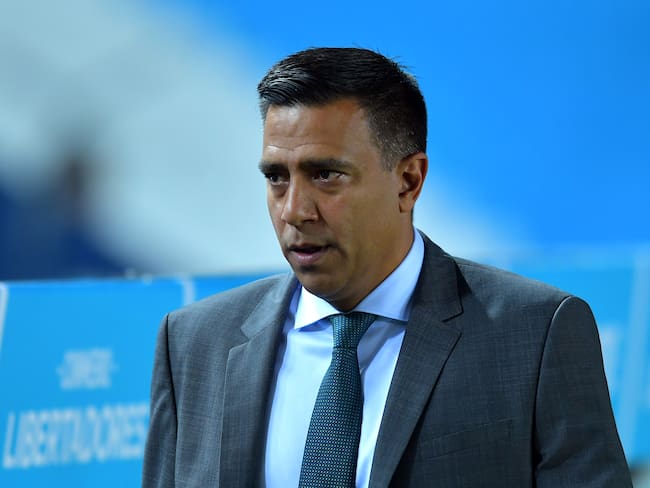 AVELLANEDA, ARGENTINA - APRIL 20: Cesar Farias, head coach of Aucas looks on prior to a Copa CONMEBOL Libertadores 2023 group A match between Racing Club and Aucas at Presidente Peron Stadium on April 20, 2023 in Avellaneda, Argentina. (Photo by Marcelo Endelli/Getty Images)