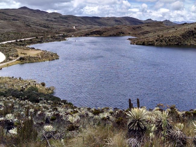 La laguna de los Tunjos, ubicada en el páramo de Sumapaz, le da vida al río Tunjuelo, un cuerpo de agua que en su paso por Bogotá queda totalmente lastimado