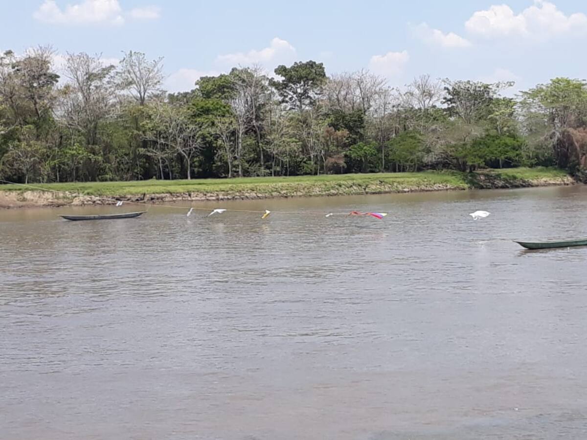 Campesinos de Mahates impiden paso de remolcadores por el Canal del Dique con un bloqueo