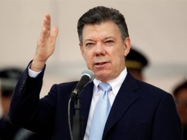 Santos lidera primera encuesta después de su anuncio de reelección