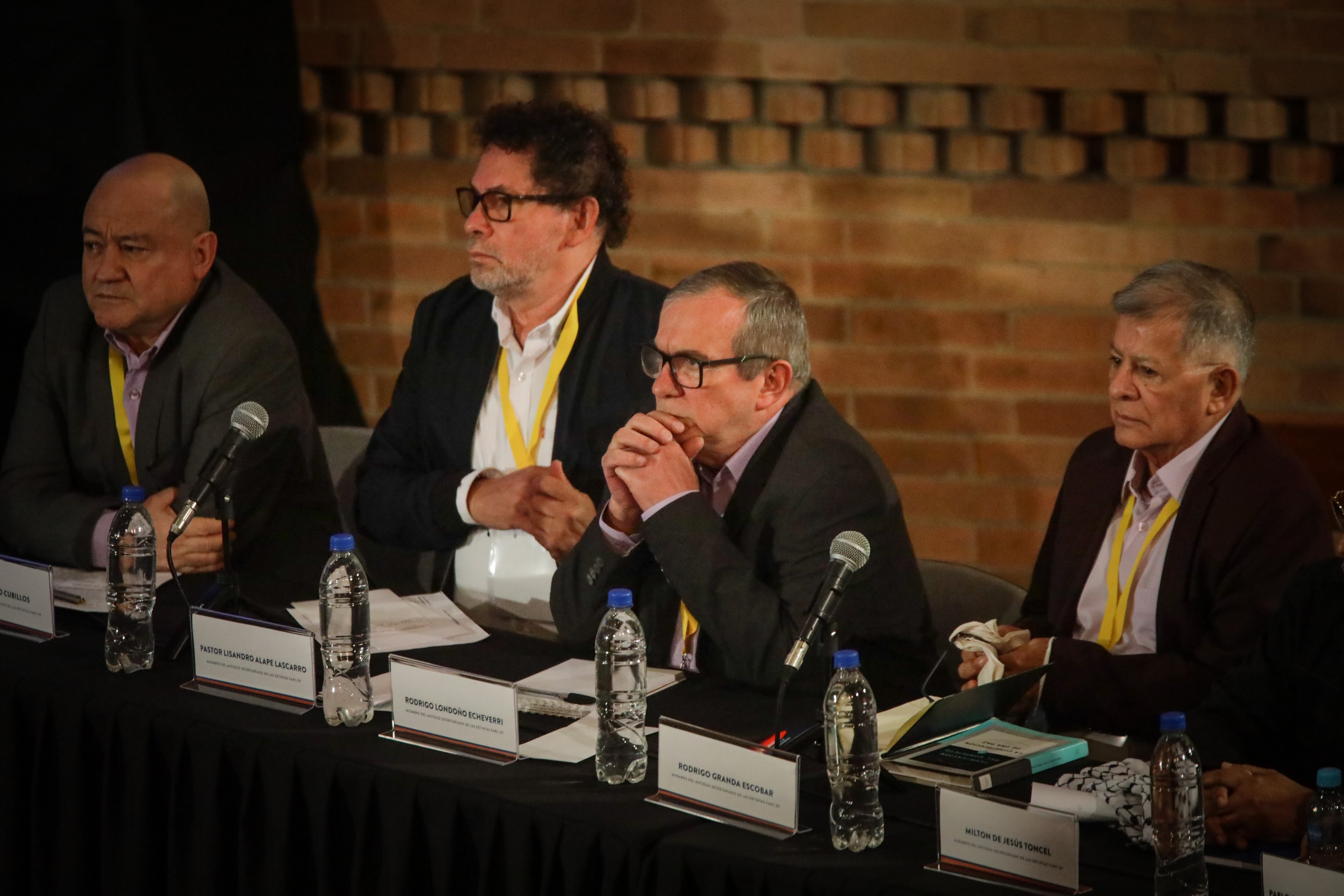 Miembros FARC-EP Julian Gallo, aka Carlos Antonio Lozada; Jose Lisandro Lascarro, aka Pastor Alape; Rodrigo Londono, Timochenko; Ricardo Gonzalez, Rodrigo Granda (R). Foto by Juancho Torres/Anadolu Agency via Getty Images)