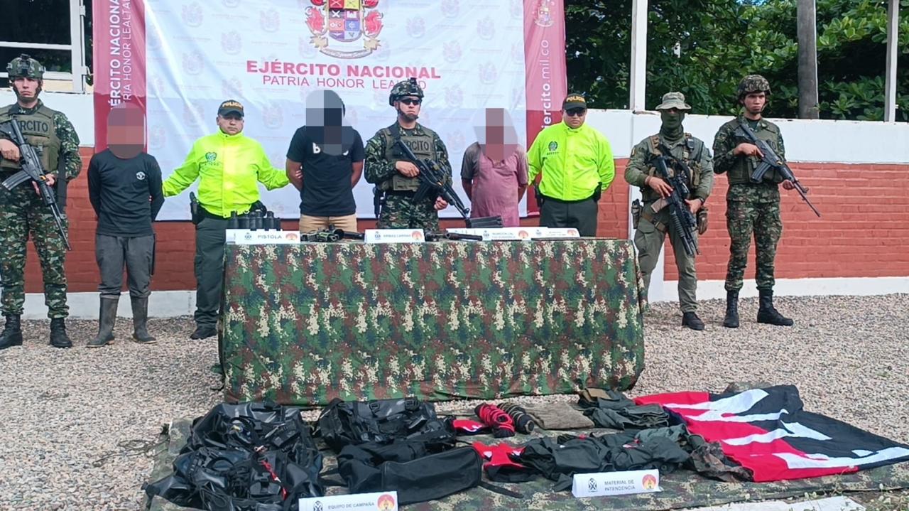 Tropas del Ejército exhiben el material incautado al Frente Juan Fernando Porras Martínez del ELN, tras la operación militar realizada en 2025 en la vereda Las Brisas, municipio de Lourdes, Norte de Santander. Foto COLPRENSA
