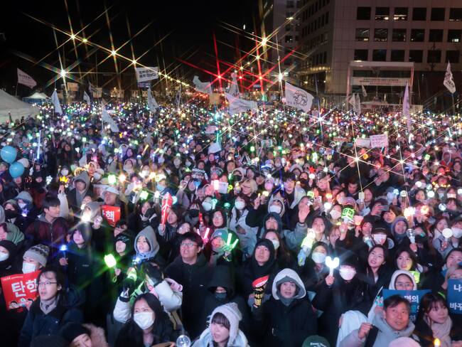 Seoul (Korea, Republic Of), 14/12/2024.- Protesters cheer near the National Assembly during a rally in support of an impeachment motion against President Yoon Suk Yeol in Seoul, South Korea, 14 December 2024. South Korean parliament passed the impeachment motion with a vote of 204-85, including three abstentions and eight invalid ballots. (Protestas, Corea del Sur, Seúl) EFE/EPA/YONHAP SOUTH KOREA OUT