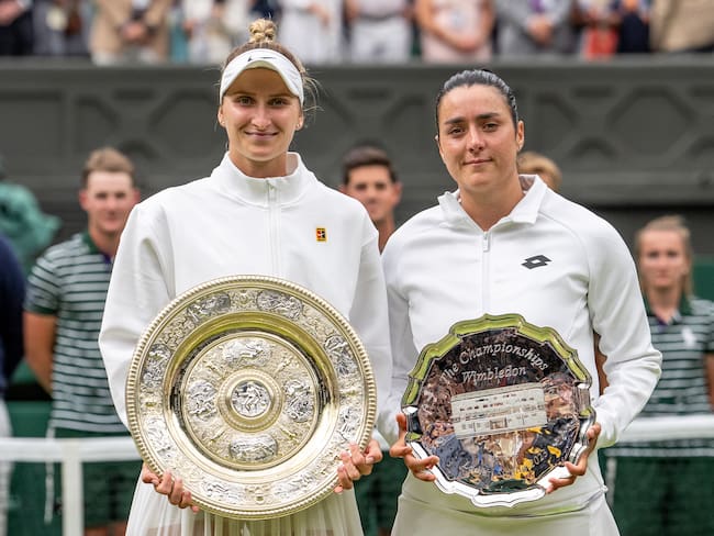 Marketa Vondrousova y Ons Jabeur en la premiación de la final de Wimbledon 2023 (Photo by AELTC/Andrew Baker via Getty Images)