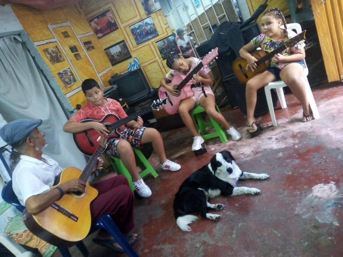 En la ladera de Cali la comunidad se las ha ingeniado para aprender música