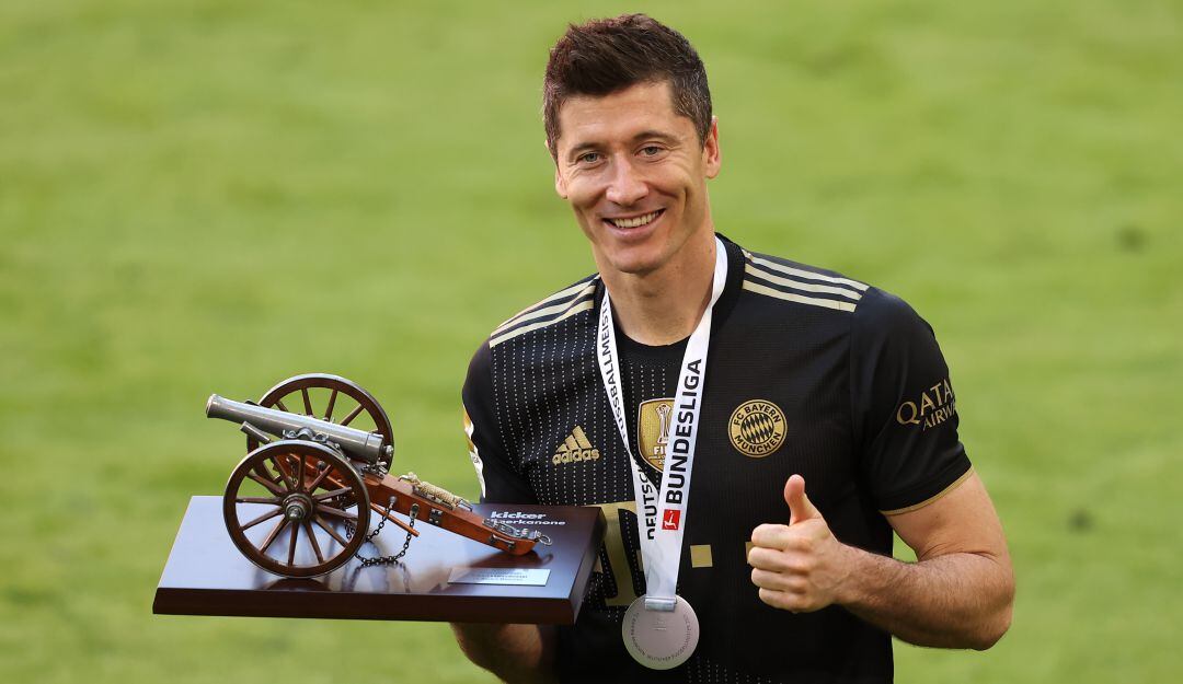 Robert Lewandowski con el trofeo de máximo goleador de la Bundesliga