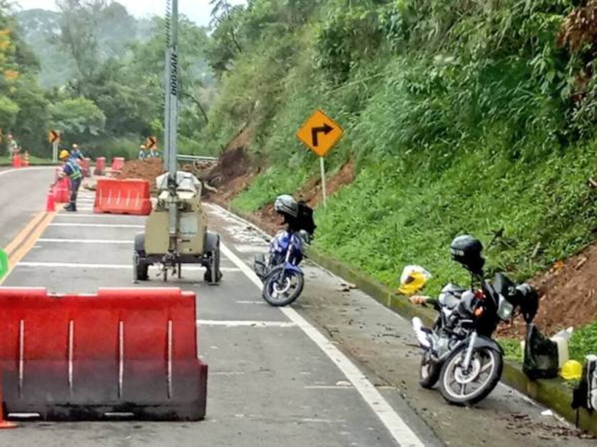 Por caída de rocas sigue cierre de la carretera Bogotá - La Mesa