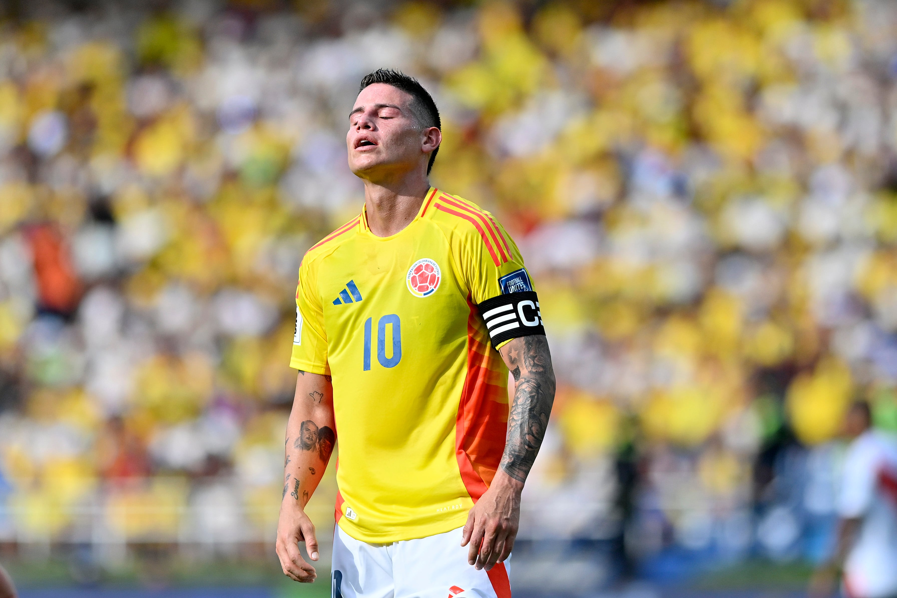 James Rodríguez se lamenta por una opción desperdiciada en el juego ante Perú. (Photo by Gabriel Aponte/Getty Images)