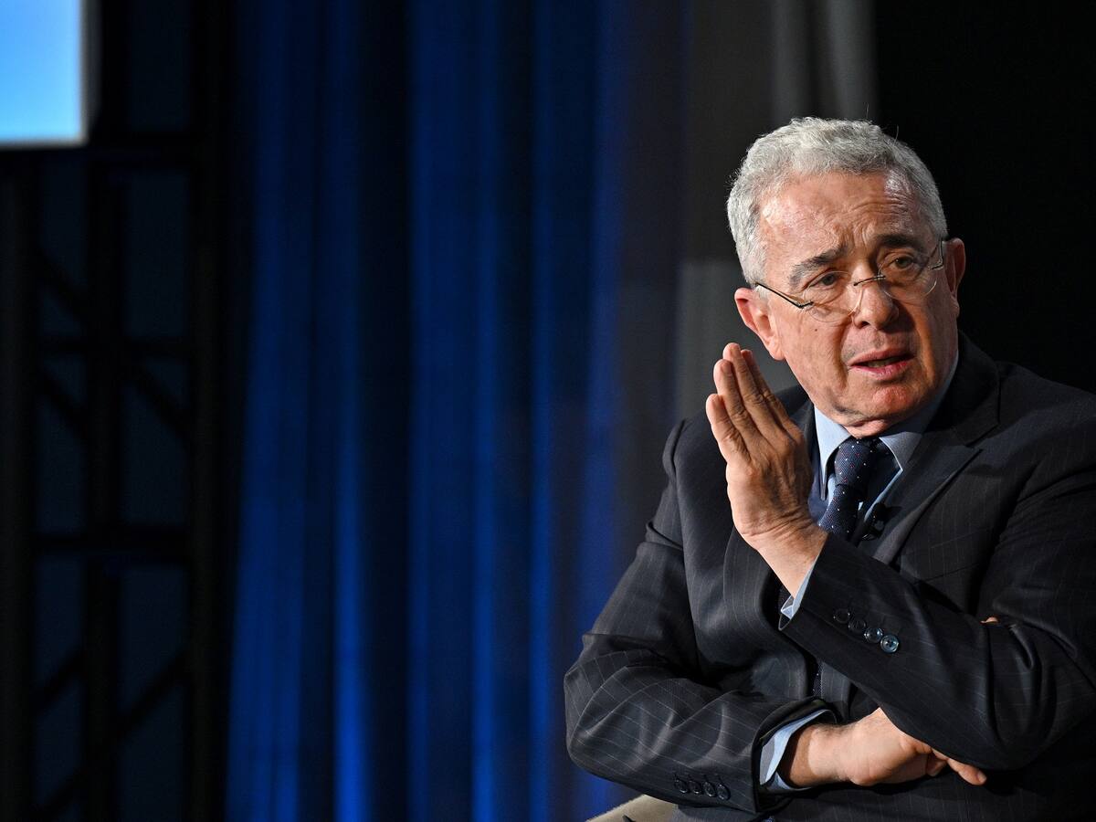 ‘En medio de tantas tristezas seguiremos el recorrido democrático’: expresidente Uribe
