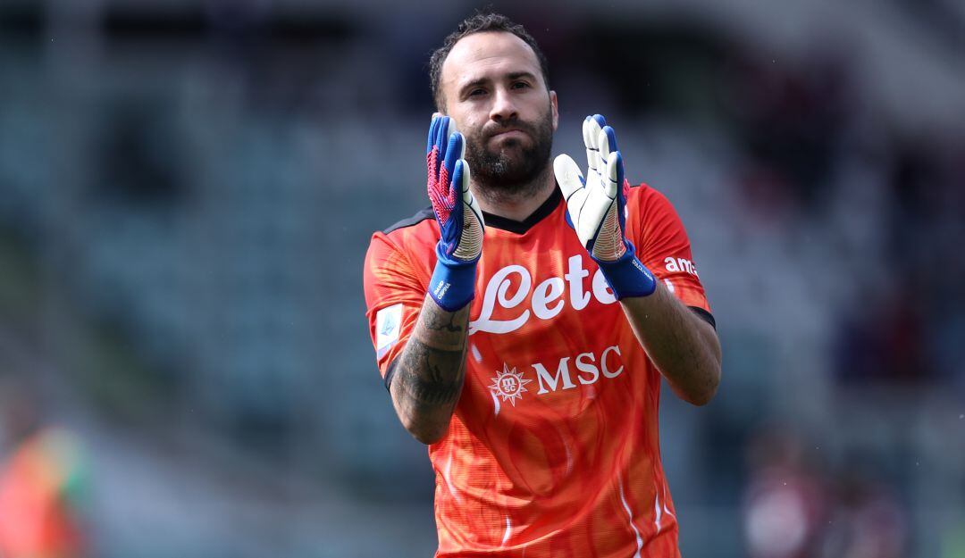David Ospina saluda a los hinchas del Napoli durante el juego ante el Torino.