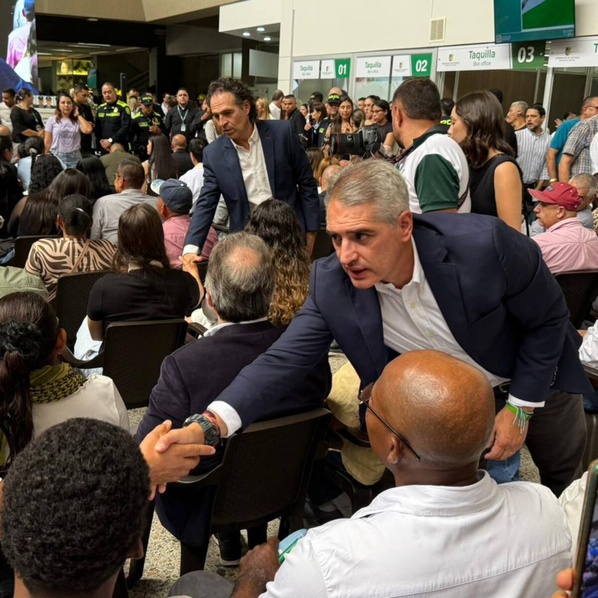 Gobernación de Antioquia y Alcaldía de Medellín rinden homenaje a los policías asesinados en Amalfi