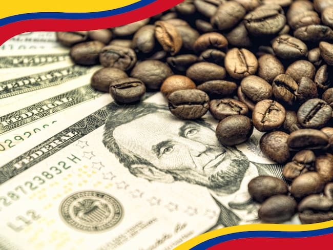 Café en granosobre billetes de dólares estadounidenses y la bandera de Colombia a los costados (Fotos vía Getty Images)
