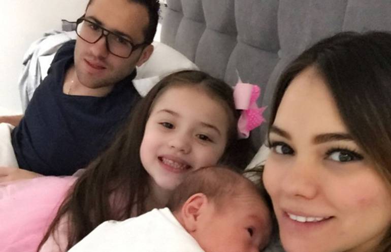 David Ospina, con su mujer e hijos.