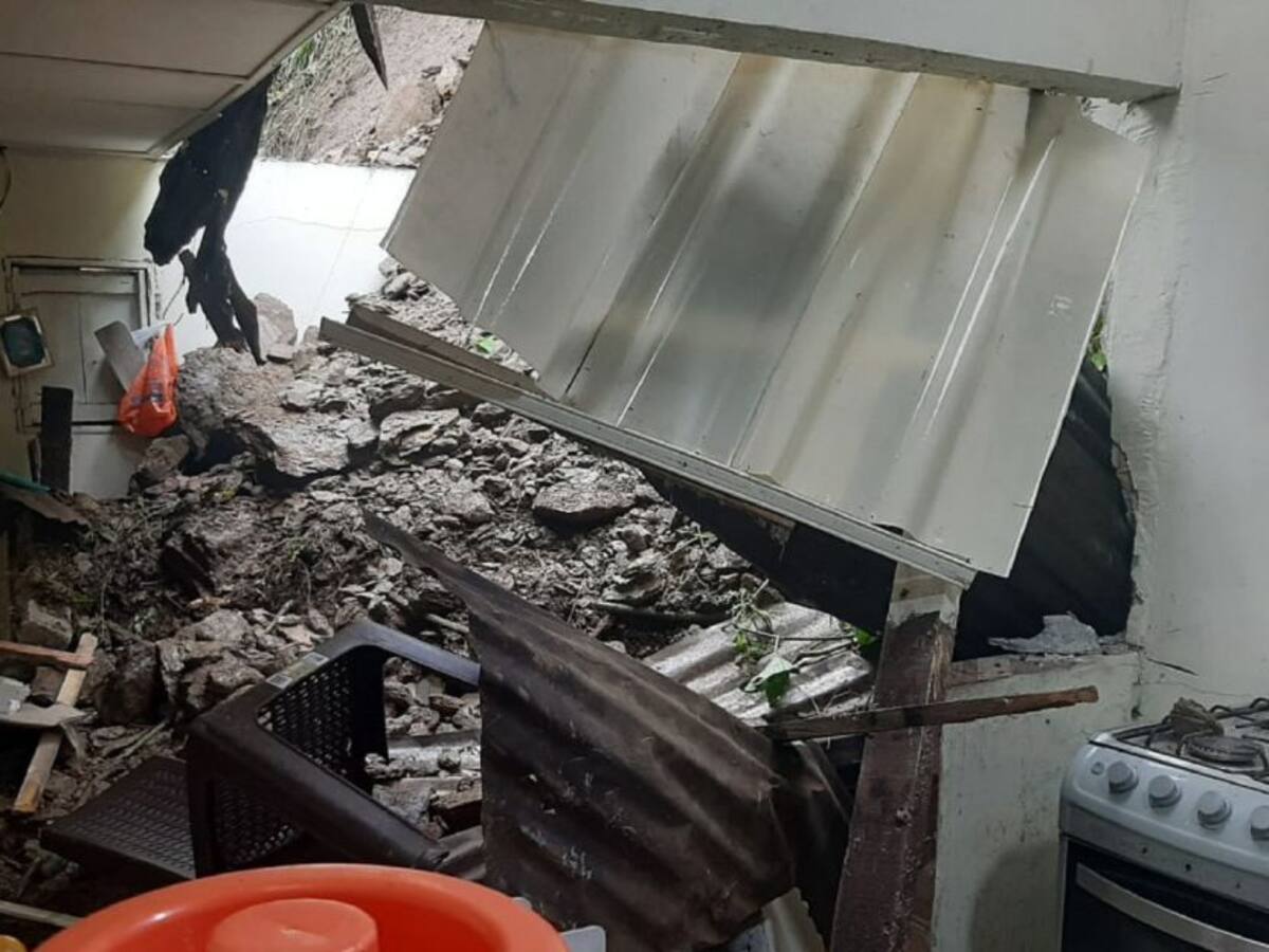 Familia se salva de quedar cubierta por un deslizamiento que afecta su casa