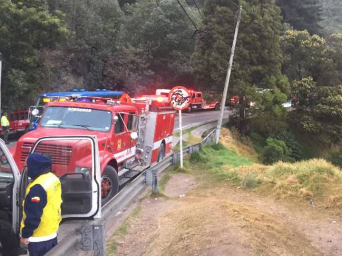 Controlado incendio forestal en vía a La Calera