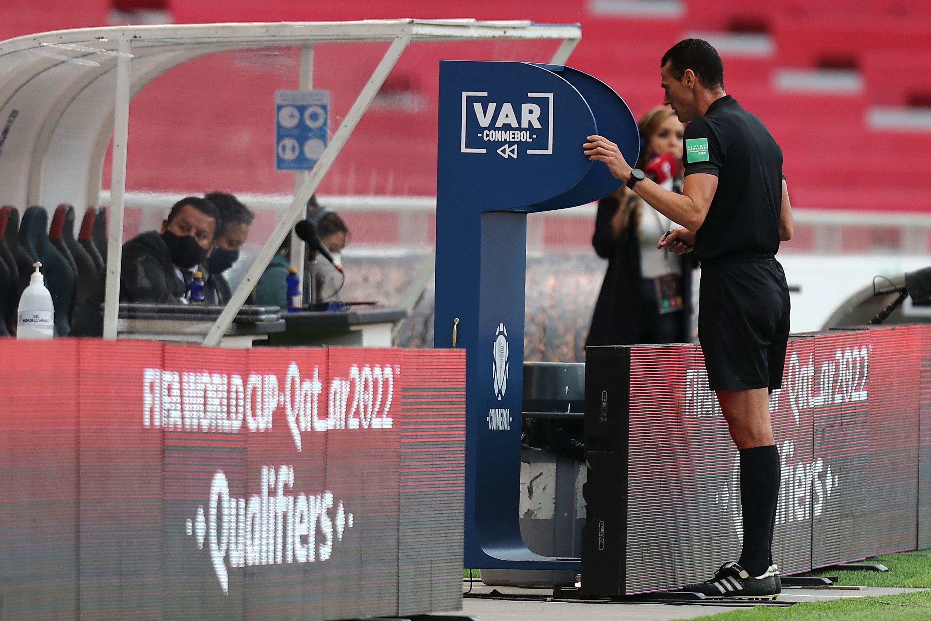 Wilmar Roldán usando el VAR durante las pasadas Eliminatorias. (Photo by JOSE JACOME/POOL/AFP via Getty Images)
