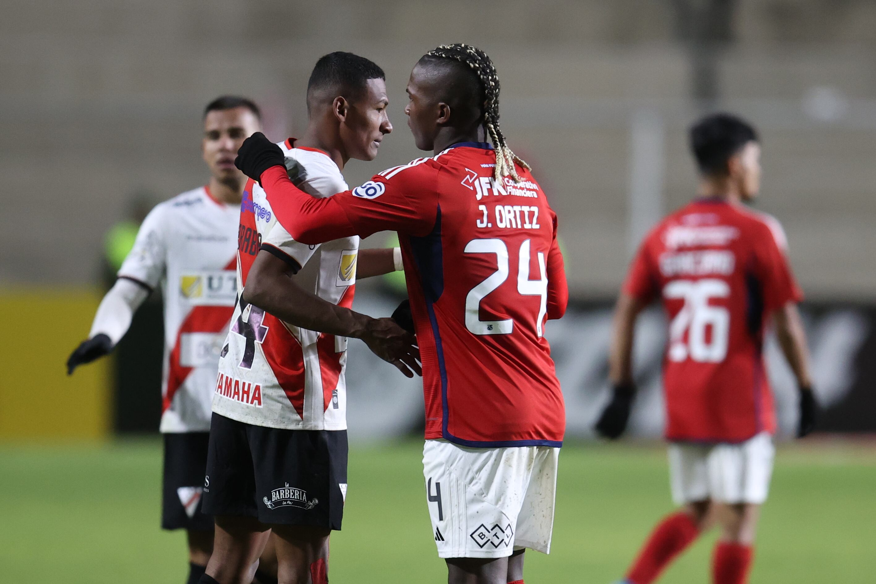 AMDEP9205. EL ALTO (BOLIVIA), 04/04/2024.- José Carabalí(i) de Always Ready disputa el balón con José Ortiz de Independiente este jueves, en un partido de la fase de grupos de la Copa Sudamericana entre Always Ready y Independiente Medellín (DIM) en el estadio Municipal Villa Ingenio en El Alto (Bolivia). EFE/ Luis Gandarillas