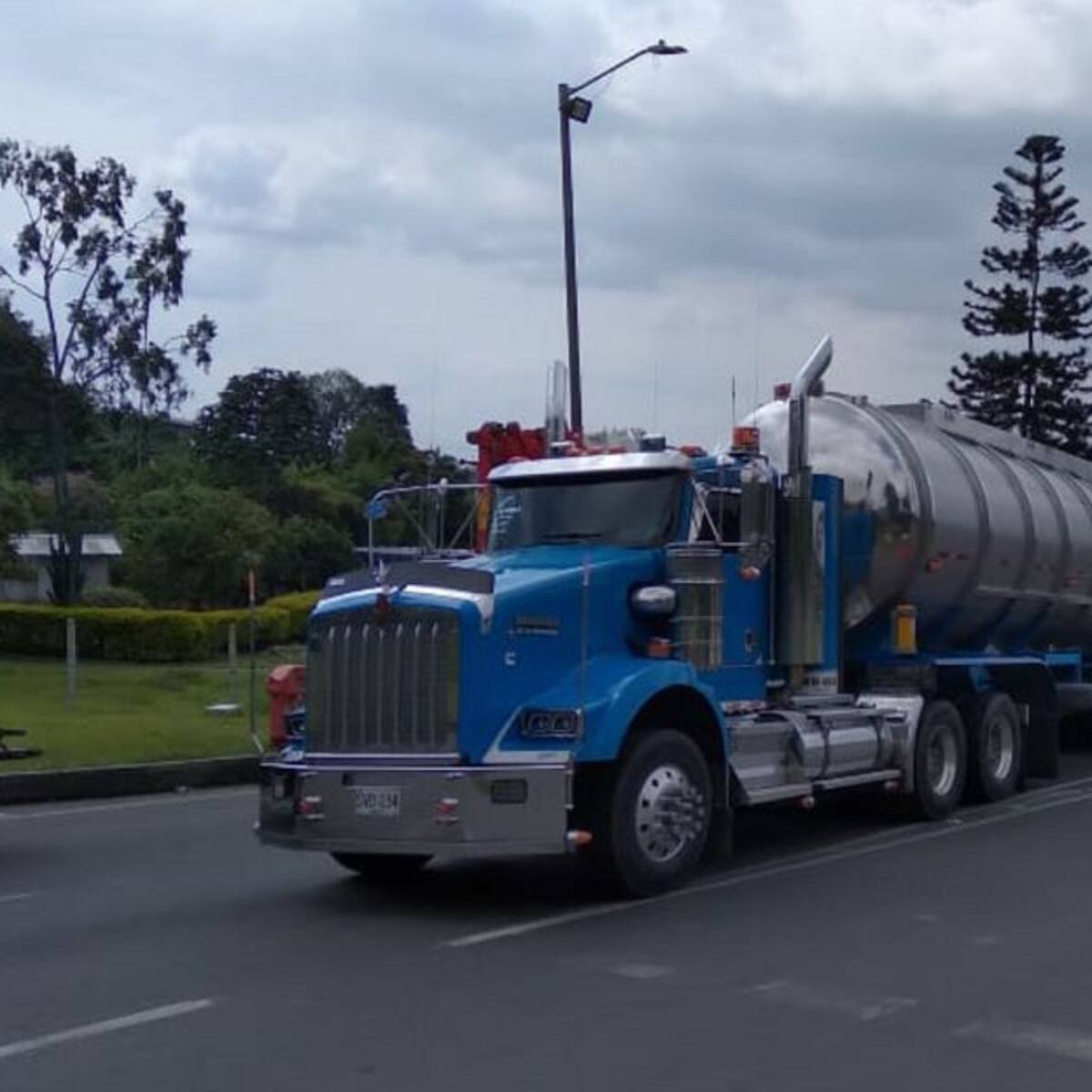 Camioneros advierten de bloqueos en la vía la Línea debido a los cierres