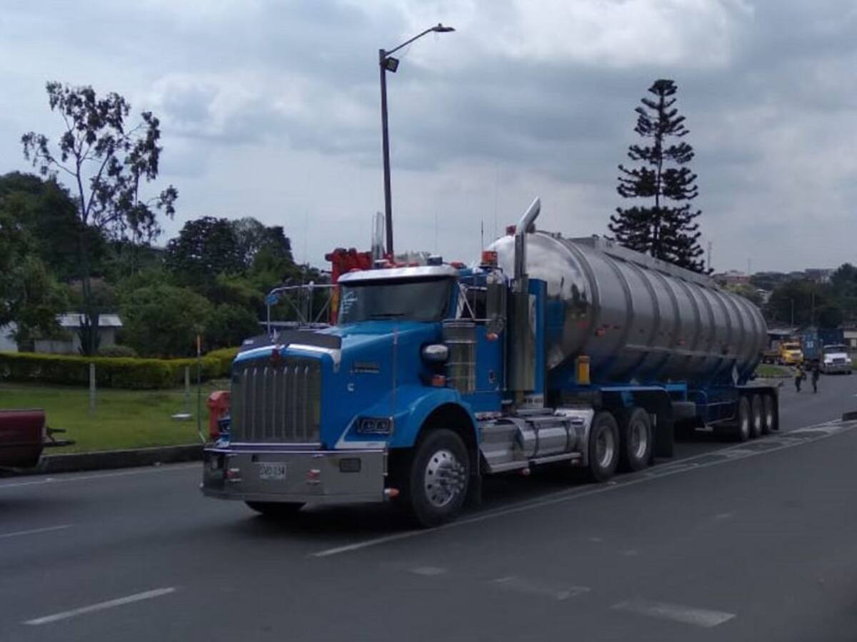 Camioneros advierten de bloqueos en la vía la Línea debido a los cierres