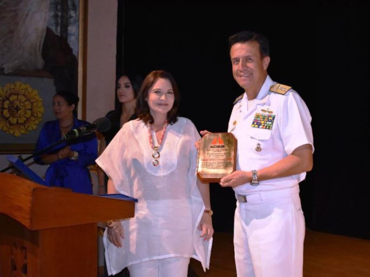 Escuela Naval recibe reconocimiento de asociación colombiana de ingenieros