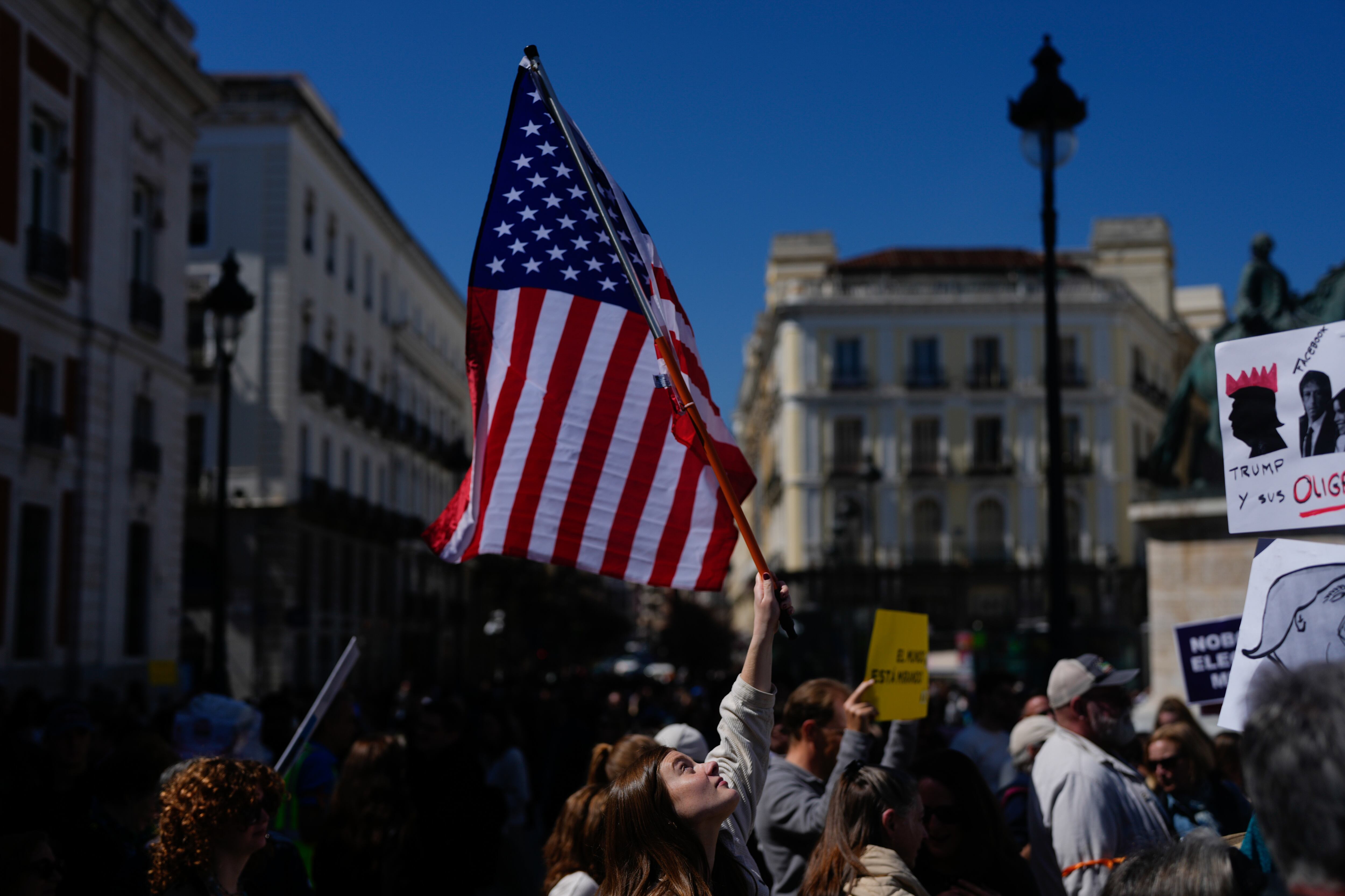MADRID, 29/03/2025.- Democrats Abroad, la rama del Partido Demócrata fuera de Estados Unidos, organiza movilizaciones en las principales ciudades españolas "en defensa de la democracia y contra las acciones de la administración Trump", este sábado en la Puerta del Sol. EFE/Borja Sánchez-Trillo