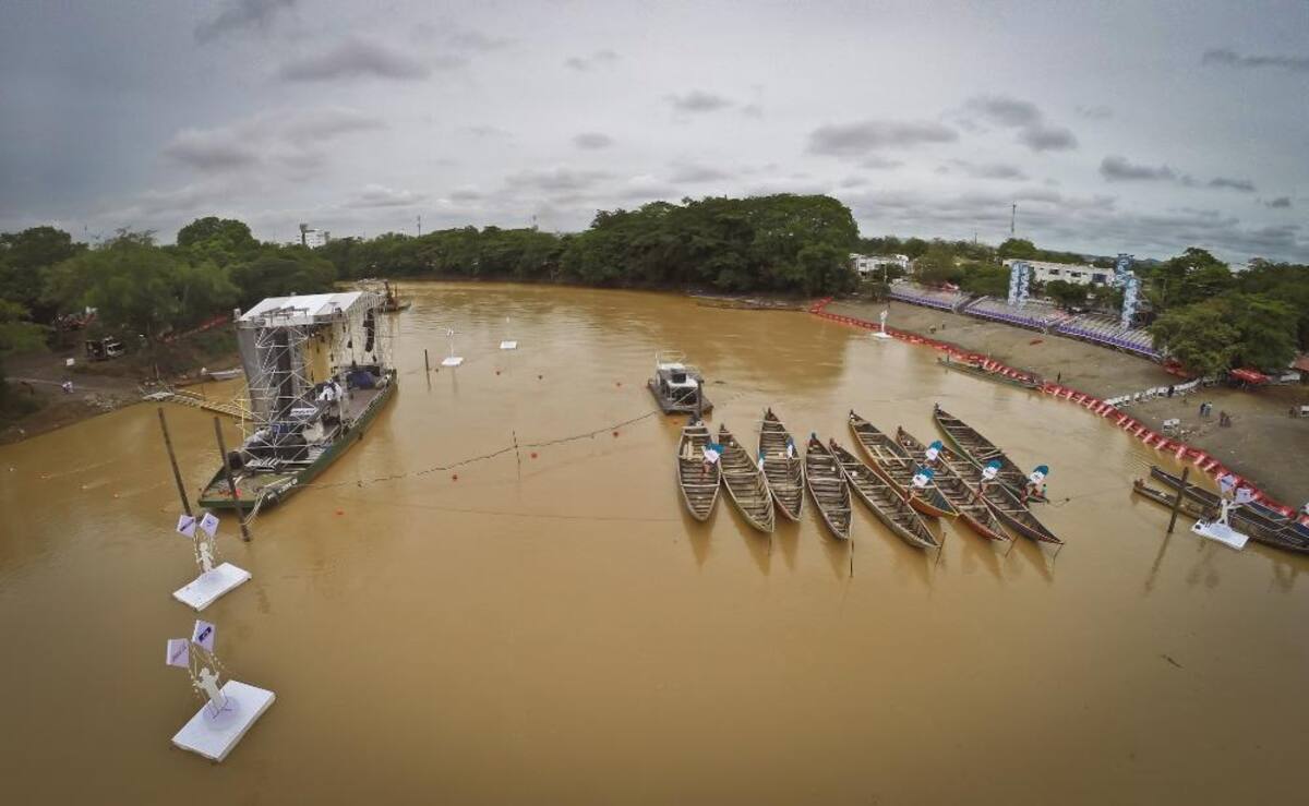 El artista hizo su presentación desde un planchó sobre el río Sinú. Foto: El Roble Producciones