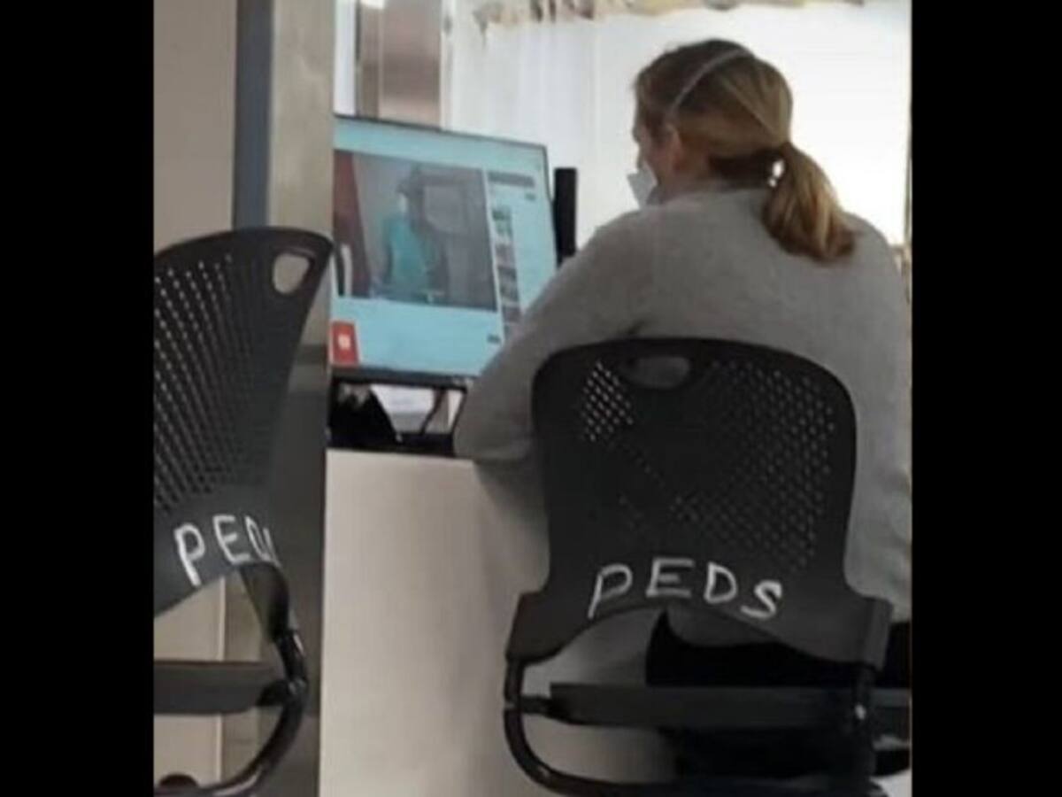 ¿Para asustarse? Médico mira cómo hacer una cirugía frente a paciente