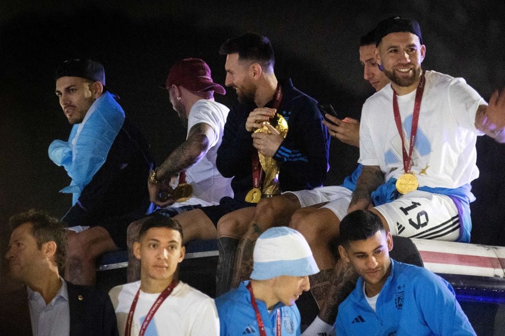 Leandro Paredes, Rodrigo De Paul, Lionel Messi, Ángel Di María y Nicolás Otamendi en lo más alto del autobús que los transportó del aereopuerto al Predio de la AFA (Photo by TOMAS CUESTA / AFP) (Photo by TOMAS CUESTA/AFP via Getty Images)